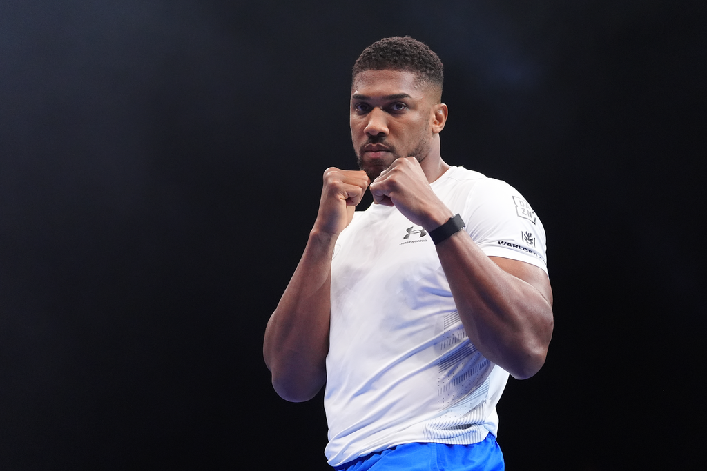 Anthony Joshua returns to the gym following car crash